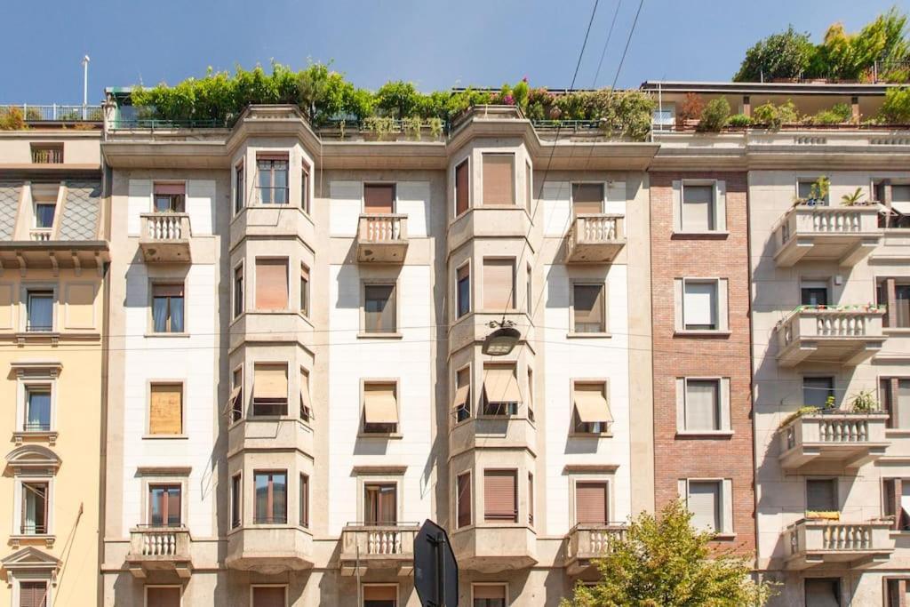 Sunshine-filled On Subway Apartamento